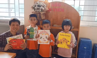 Anh Đỗ Tiến Thành (kỹ sư xây dựng làm việc tại Hà Nội) dành thời gian đọc sách cho thiếu nhi hàng tháng để khuyến đọc