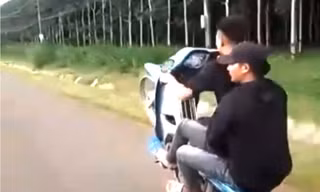 Ra đường 'trổ tài' đi xe máy một bánh sau khi sử dụng ma túy 