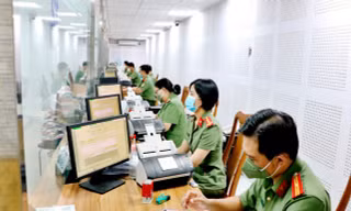 Quá tải đường truyền làm hộ chiếu trực tuyến tại Hà Nội và TPHCM