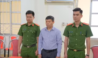 Khởi tố ông Bùi Văn Hiệp (giữa) cựu chủ tịch phường Sông Bằng. (ảnh: CB)