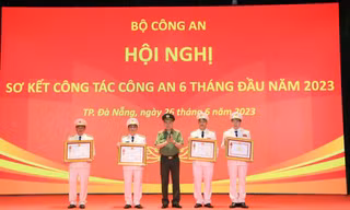 Bốn lãnh đạo ngành công an có thành tích xuất sắc được trao tặng Huân chương