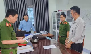 Cơ quan CSĐT đọc lệnh bắt giam ông Diễn