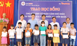 EVNSPC cùng báo Tiền Phong trao 50 học bổng tiếp sức học sinh khó khăn tại Bình Phước