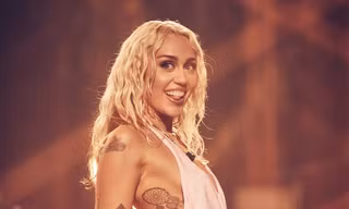 “Flowers” của Miley Cyrus đá xoáy chồng cũ Liam Hemsworth, nhắc cả Jennifer Lawrence?