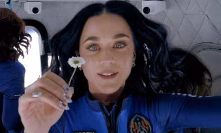Đối mặt với những chỉ trích, Katy Perry hối hận vì bay ra ngoài không gian?
