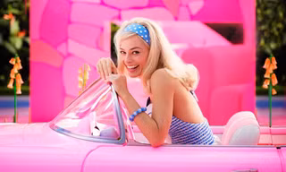 "Harley Quinn" Margot Robbie hóa búp bê hường phấn trong tạo hình đầu tiên của "Barbie"