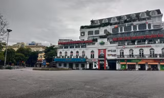 Hình ảnh Hà Nội cuối tuần sau lệnh đóng cửa bar, karaoke, hàng quán vỉa hè