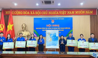 Trao tặng 3.000 bản đồ Việt Nam hưởng ứng cuộc vận động 'Tự hào một dải non sông'