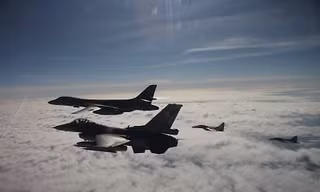 Tiêm kích MiG-31 Nga xuất kích chặn máy bay ném bom chiến lược B-1B của Mỹ