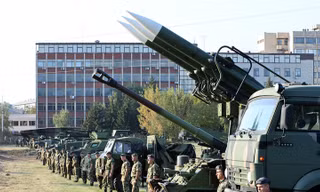 Tình báo Nga nói Serbia bí mật chuyển đạn pháo cho Ukraine