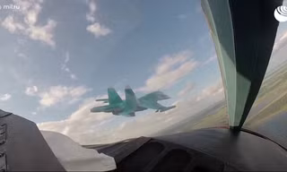 Cường kích ném bom Su-34 Nga tấn công sở chỉ huy và xe bọc thép Ukraine 