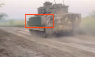 Xe chiến đấu bộ binh M2A2 Bradley Mỹ bàn giao cho Ukraine xuất hiện với áo giáp mới 