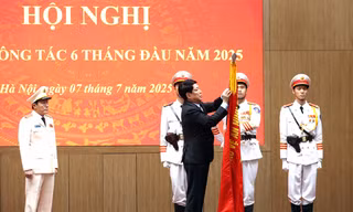 Trao Huân chương cao quý tặng Bộ Công an và các tập thể, cá nhân xuất sắc