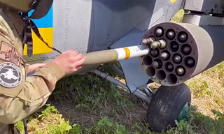 Quân đội Ukraine tích hợp tên lửa Hydra Mỹ trên trực thăng tấn công Mi-24 