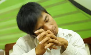 Anh nông dân Nguyễn Đức Hậu, 27 tuổi, gây xôn xao cộng đồng mạng với nickname Lệ Rơi. Ảnh: Dân Việt
