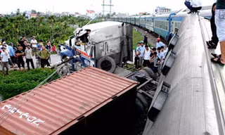 Đường sắt Hà Nội - Hải Phòng bị cắt đứt vì tai nạn