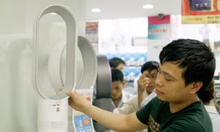 Kỹ sư Phạm Thành Sơn bên chiếc quạt Coex