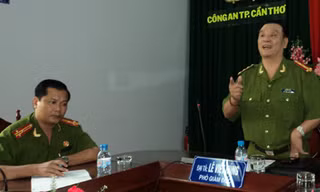 Ông Lê Việt Hùng (đứng) và ông Nguyễn Văn Thuận tại cuộc họp báo