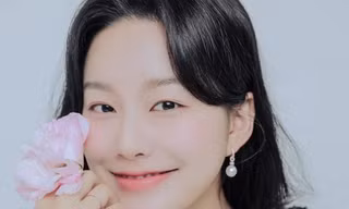 Trên phim chưa hết, Park Yoo Na còn chính thức vào 'nhà đối thủ' của cô bạn thân Moon Ga Young
