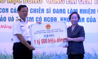 Phó chủ tịch nước Nguyễn Thị Doan trao quỹ 1,5 tỉ đồng hỗ trợ con em cán bộ chiến sĩ bảo vệ biển đảo. Ảnh Nguyễn Huy