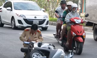 Lực lượng công an quận Liên Chiểu lập biên bản hiện trường, xác minh đây là vụ va chạm giao thông. Ảnh: Nguyễn Huy
