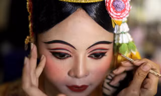Các vũ công chuẩn bị trong hậu trường trước buổi biểu diễn của nhà hát Khon. Vũ kịch mặt nạ Khon của Campuchia vừa được UNESCO, cơ quan văn hóa của Liên Hợp Quốc, liệt kê là một di sản văn hóa phi vật thể cùng phiên bản vũ kịch Lakhon Khol của nước láng g