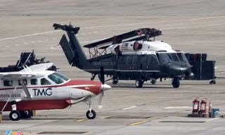 Trực thăng Marine One sau khi được đưa khỏi "ngựa thồ" C-17. Ảnh: Thuận Khánh.