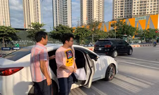 Trời nắng nóng, nhiều sĩ tử 'cưỡi xế hộp' đi thi