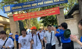 Thí sinh cười tươi ra khỏi phòng thi môn Ngoại ngữ. Ảnh: Đỗ Hợp