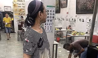 Nhóm thanh niên lạ mặt ném mắm tôm, sơn đỏ vào quán phở.