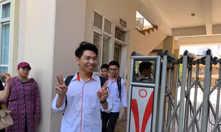 Thí sinh vui vẻ ra khỏi phòng thi tổ hợp môn Khoa học Tự nhiên sáng nay. Ảnh: Đỗ Hợp