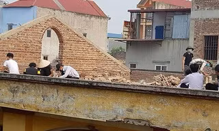Điểm nhấn giáo dục: Phạt học sinh đẽo gạch trên mái nhà giữa trời nắng nóng