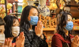 Rửa tay sát khuẩn, đeo khẩu trang: Người Hà Thành nô nức đi lễ chùa đầu năm 