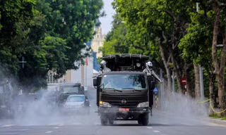 Quân đội phun khử khuẩn khu phố cổ và phố trung tâm Thủ đô