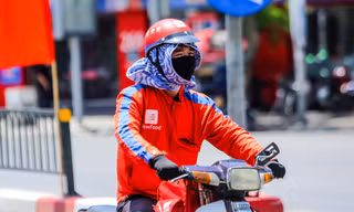 Hà Nội nắng như đổ lửa trên 40 độ C, người dân bịt kín như 'Ninja đường phố'