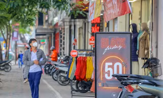 Giảm giá sốc đến 90%, 'phố mua sắm' vẫn ảm đạm ngày Black Friday