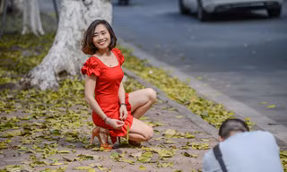 Người dân Thủ đô mê mẩn mùa lá sấu rụng