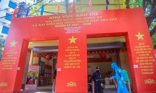 Hà Nội phun khử khuẩn phòng dịch COVID-19 tại các điểm bầu cử