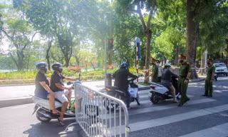 Cận cảnh Hà Nội triển khai kiểm tra giấy tờ người dân lưu thông trên đường