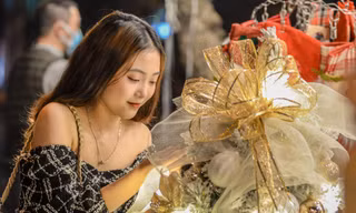 Ngắm những thiếu nữ xinh đẹp trong đêm Giáng sinh trên phố Hàng Mã