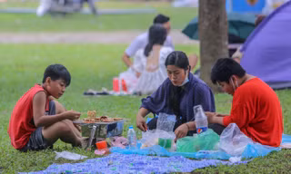 Đổ xô tới công viên Yên Sở cắm trại, nhiều người quên đeo khẩu trang