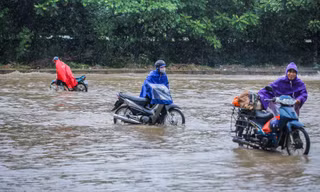 Lao vào biển nước sau trận mưa lớn kéo dài, nhiều xe 'chết đuối'