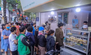 Người dân Hà thành xếp hàng mua bánh trôi, bánh chay từ tinh mơ