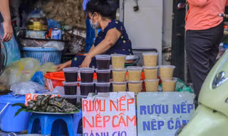 Người Hà Nội tất bật mua sắm đón Tết Đoan Ngọ từ sáng sớm