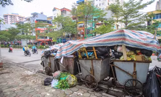Rác chất đống trên nhiều tuyến phố Hà Nội 