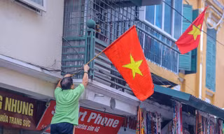 Hà Nội rực rỡ cờ đỏ sao vàng mừng ngày 30/4