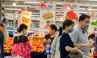 Siêu thị tối cuối tuần đông người, đã chủ quan trước COVID-19?