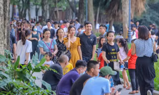 Chen chân lên Hồ Gươm hóng gió ngày nghỉ lễ Giỗ Tổ