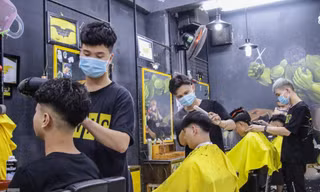 Cận cảnh người dân đổ xô đi cắt tóc trước giờ Hà Nội tạm dừng một số dịch vụ