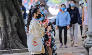 Phụ huynh, sĩ tử chuẩn bị thi vào lớp 10 vái vọng cầu may bên ngoài Văn Miếu